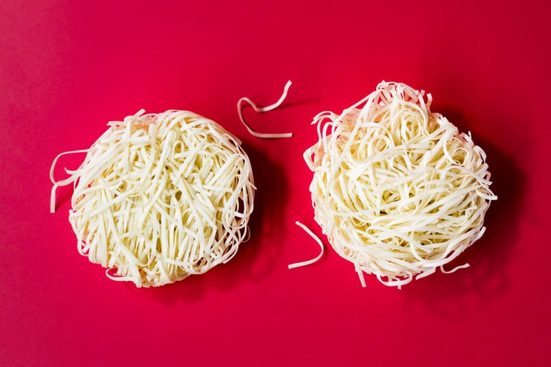 Makaron ryżowy na czerwonym tle – naturalnie bezglutenowy makaron ryżowy, bezpieczny dla osób na diecie bezglutenowej i z celiakią