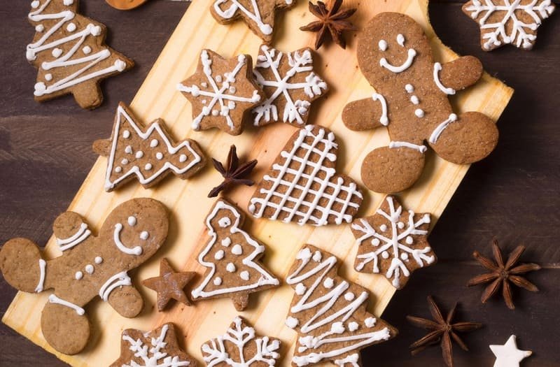 zdjęcie udekorowanych pierników bezglutenowych ułożonych na drewnianej desce