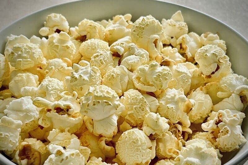 zdjęcie popcornu bez glutenu w misce