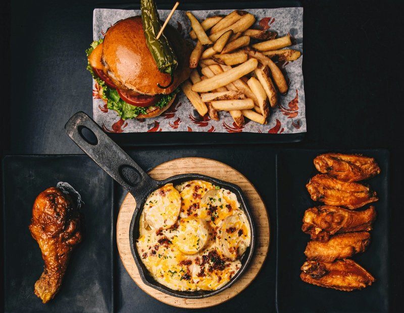 przewodnik po diecie bezlutenowej zdjęcie przedstawiające bezglutenowe dania ustawione symetrycznie na stole