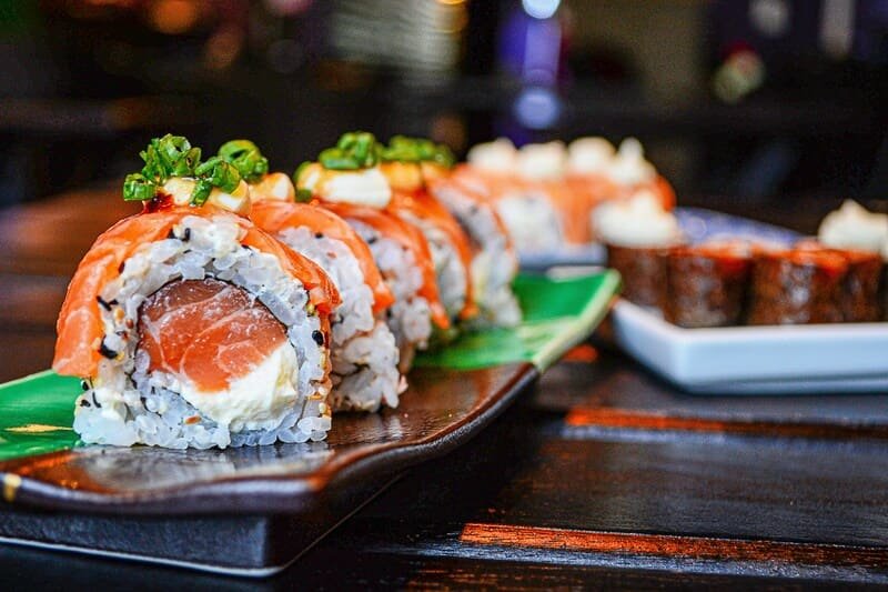 zdjęcie sushi ułożonego w idealnym porządku na talerzu w restauracji