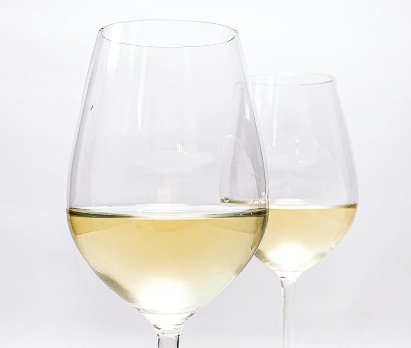 zdjęcie białego wina w kieliszku