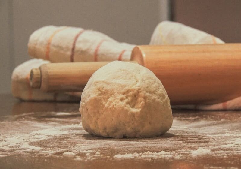 jak upiec chleb Ciasto przygotowane do wypieku chleba bezglutenowego na oprószonym blacie