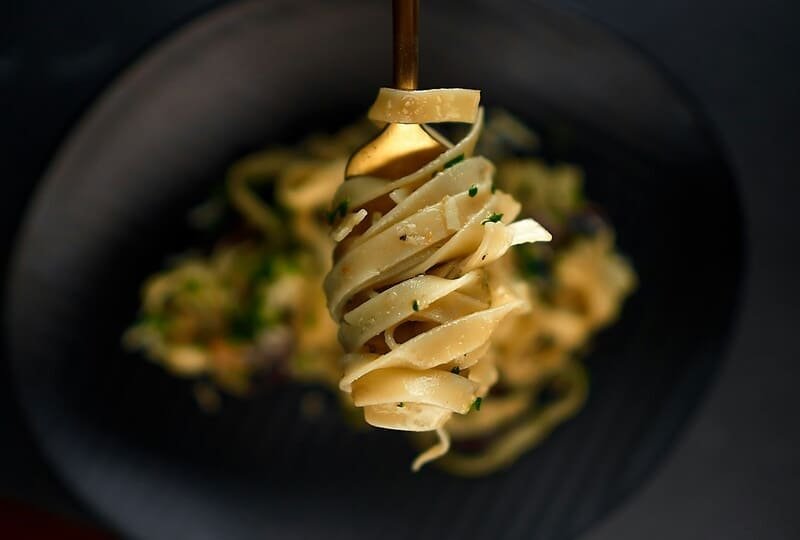 pasta Makaron bezglutenowy podawany z sosem jako przykład dania gluten free