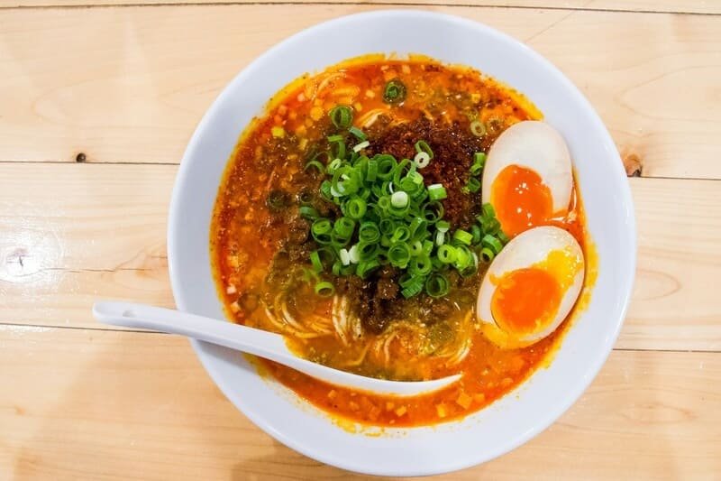 ramen Ramen bezglutenowy w stylu tantanmen, z makaronem bez glutenu, mięsem mielonym i jajkiem na półmiękko