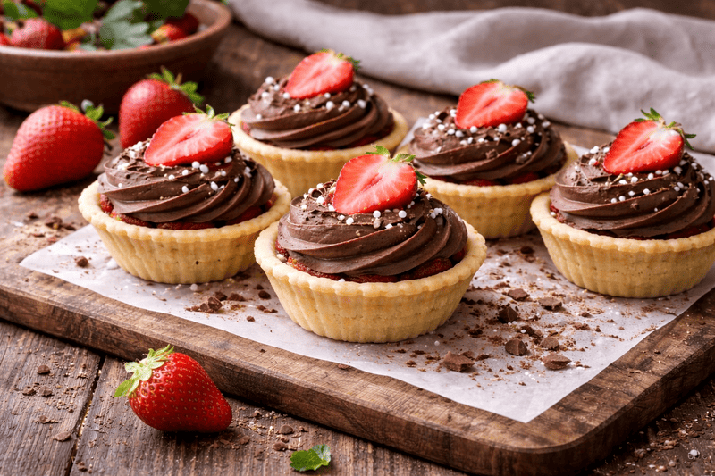 abeczki z owocami (1) (1) bezglutenowe babeczki z kremem czekoladowym i truskawkami na wierzchu – kruche babeczki z mascarpone i czekoladą, deser wielkanocny