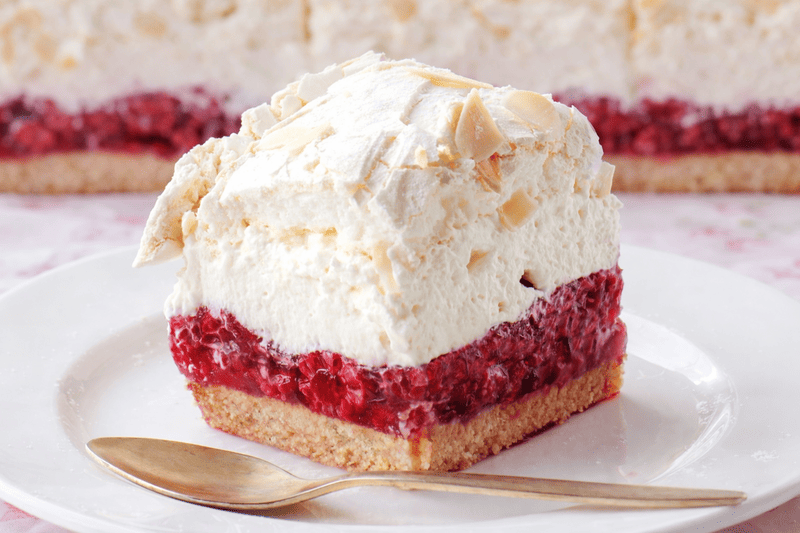 bezglutenowa malinowa chmurka – ciasto z galaretką malinową, kremem mascarpone i bezą na kruchym spodzie
