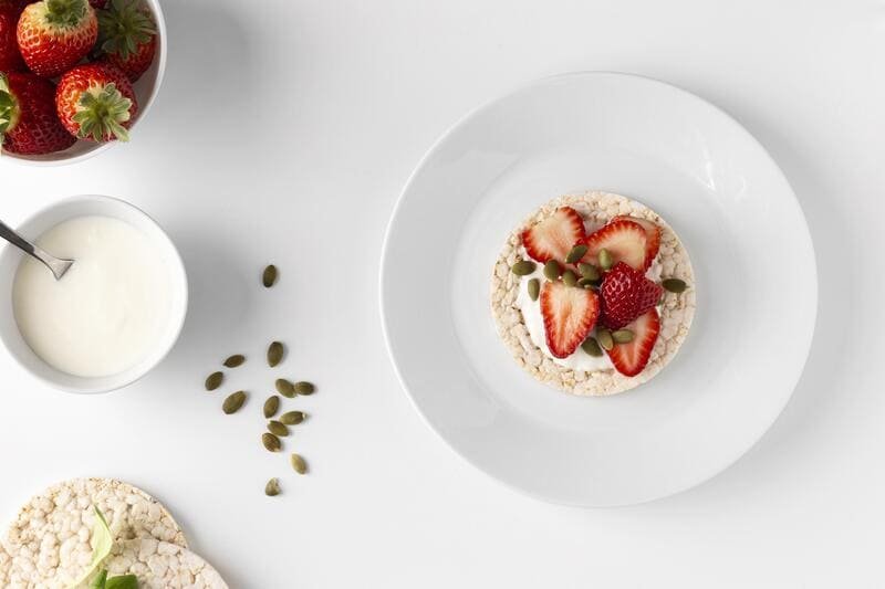 Wafle ryżowe z truskawkami i jogurtem – prosty bezglutenowy posiłek