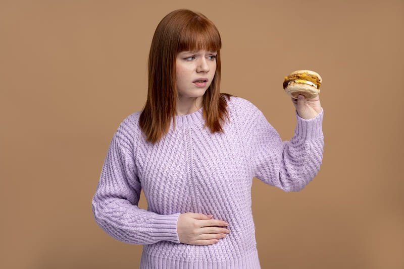 kobieta odczuwająca dyskomfort po jedzeniu mimo diety bez glutenu