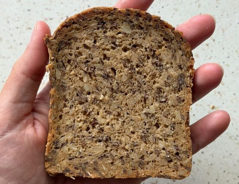 Struktura chleba owsianego bezglutenowego z ziarnami
