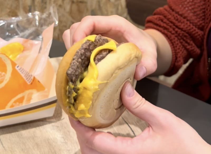 Burger na bułce bezglutenowej podczas testowania pieczywa gluten free
