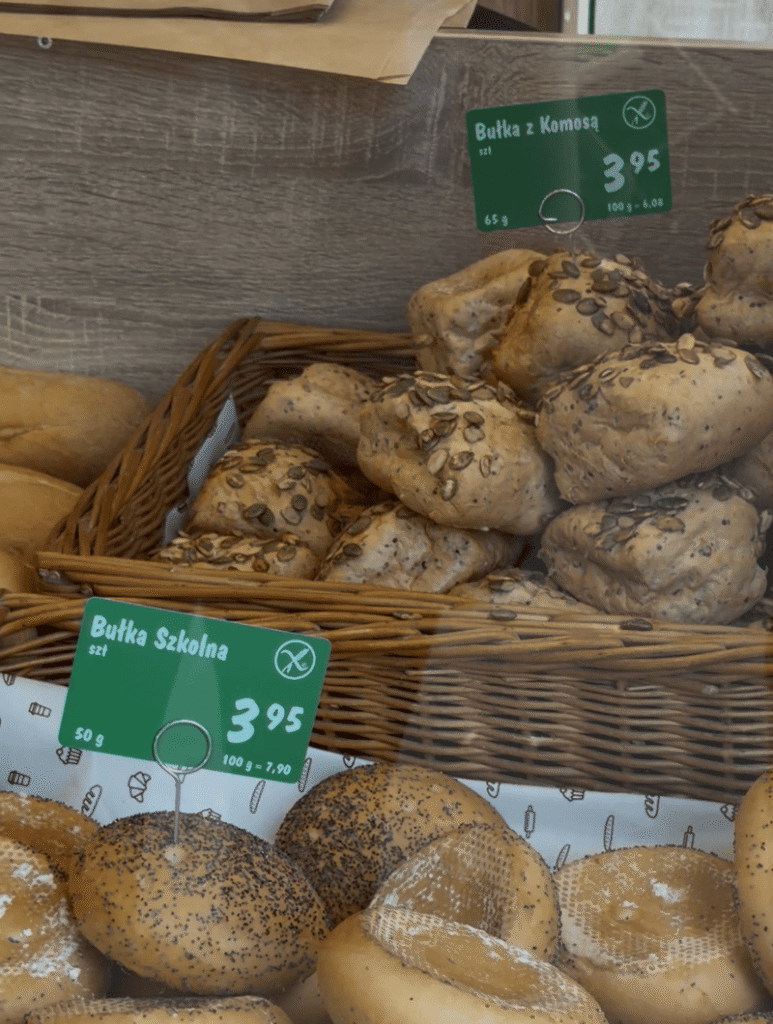 Bezglutenowe bułki z ziarnami i komosą w piekarni