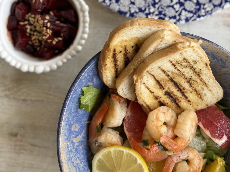 Grillowane pieczywo bezglutenowe podane z sałatką i krewetkami