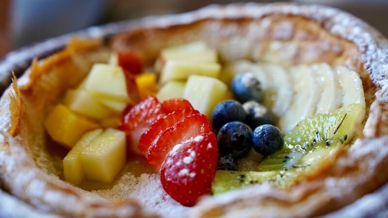 Omlet biszkoptowy bez glutenu, puszysty omlet na słodko z owocami i cukrem pudrem, inspirowany dutch baby
