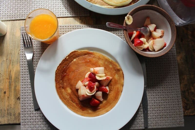 Puszysty omlet na słodko bez mąki z owocami, podany na talerzu jako zdrowe śniadanie