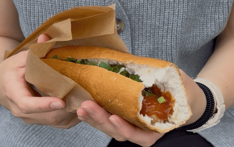 Hot dog na pieczywie bezglutenowym podczas posiłku poza domem