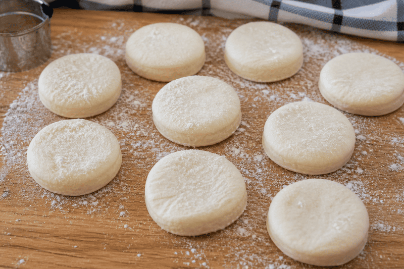 pączki bez glutenu3 formowanie pączków bezglutenowych – wykrawanie ciasta szklanką
