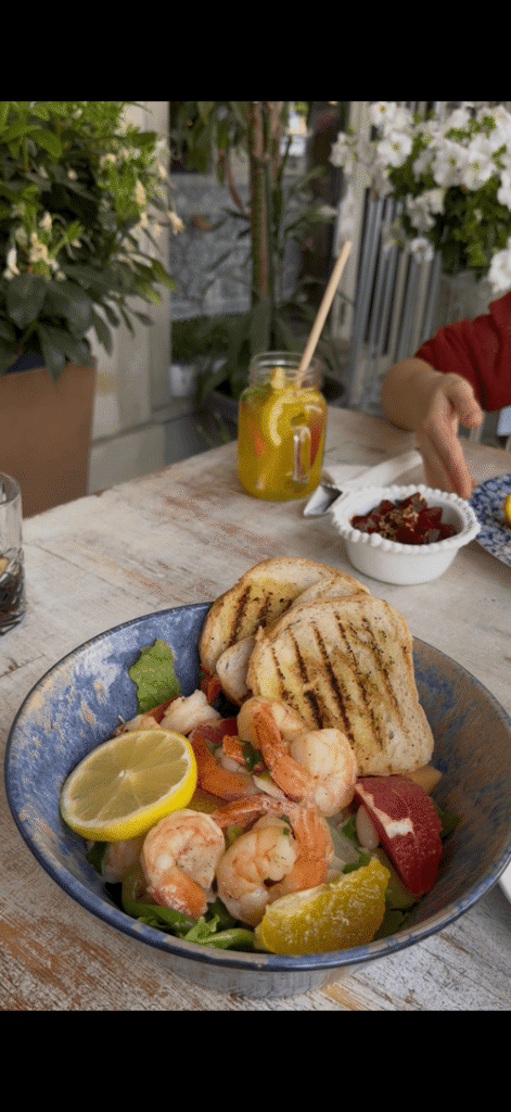 Bezglutenowa sałatka z krewetkami i grillowanym pieczywem w restauracji gluten free