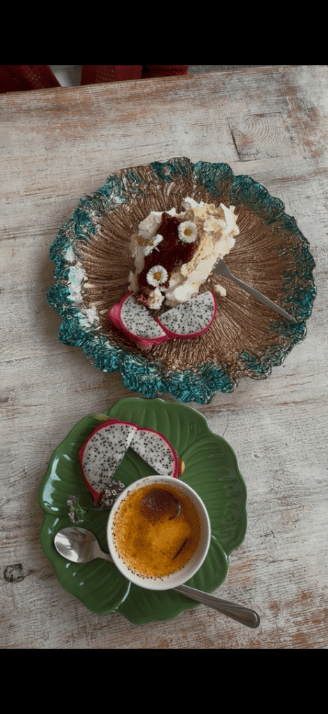 Bezglutenowe desery na talerzach w restauracji gluten free