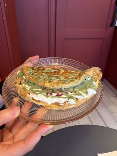 Omlet bez glutenu z sosem i dodatkami na talerzu w Begin