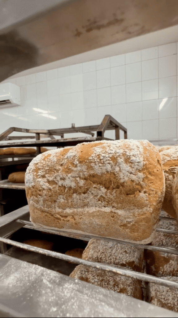Bezglutenowy chleb z Putki na regale w piekarni