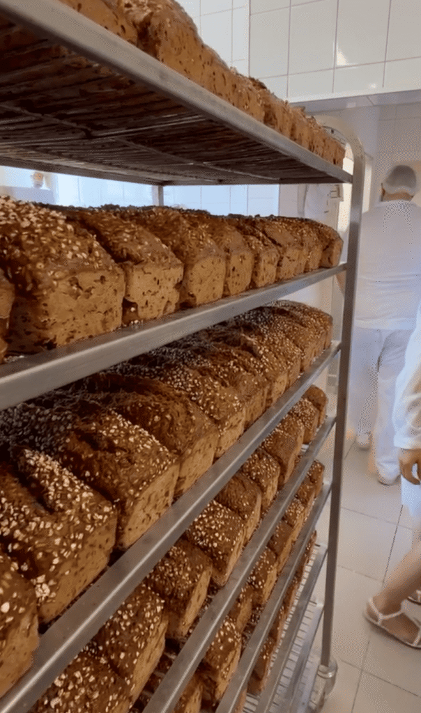 Bochenki chleba bezglutenowego Putka ułożone na regałach piekarniczych