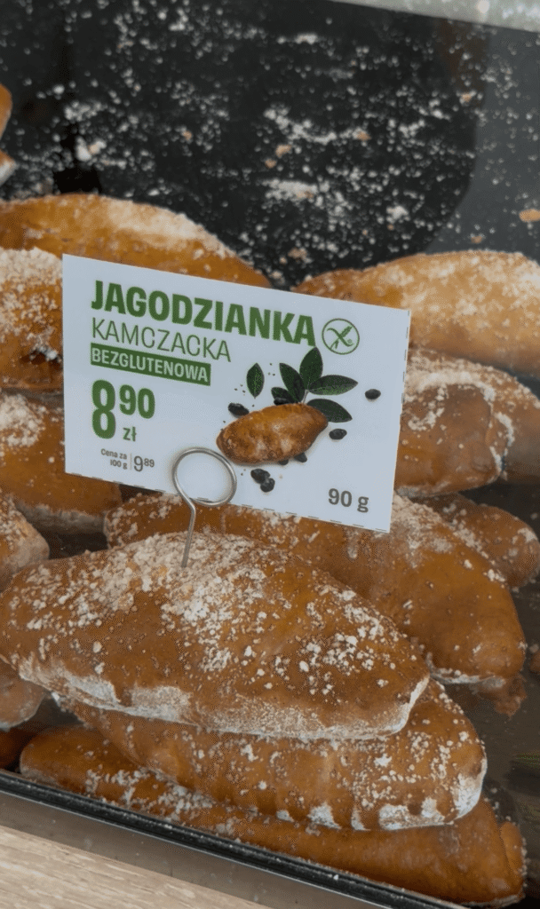 Bezglutenowa jagodzianka kamczacka z Putki w witrynie cukierniczej