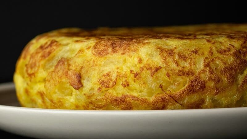 ortilla de patatas Hiszpańska tortilla de patatas podana na talerzu – klasyczny omlet z ziemniakami