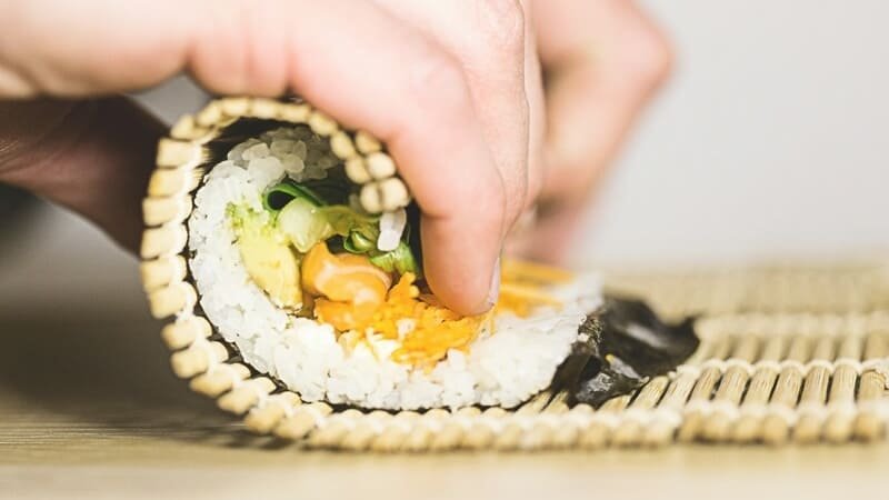 Przygotowanie sushi bez glutenu na bambusowej macie