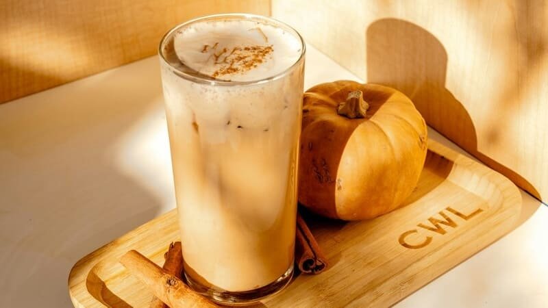 Pumpkin Spice Latte z prawdziwym purée z dyni i mleczną pianką