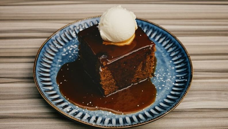 brownie z serka (1) (1) Brownie z serka wiejskiego bez mąki z polewą czekoladową i lodami