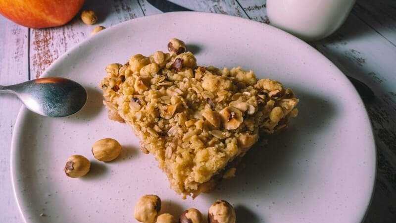 Pieczona owsianka dyniowa bez glutenu z orzechami laskowymi